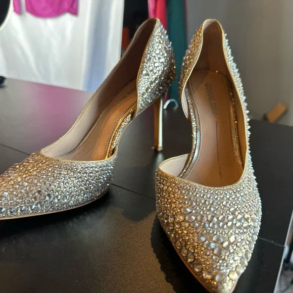 Gorgeous Bini’s! Studded rhinestones(firmly affixed)Gold heels, Sz 8 worn once. - Picture 8 of 8